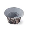 Le chapeau bob militaire est retourné pour nous montrer sa texture intérieure