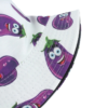Zoom sur les imprimés aubergine du chapeau bob