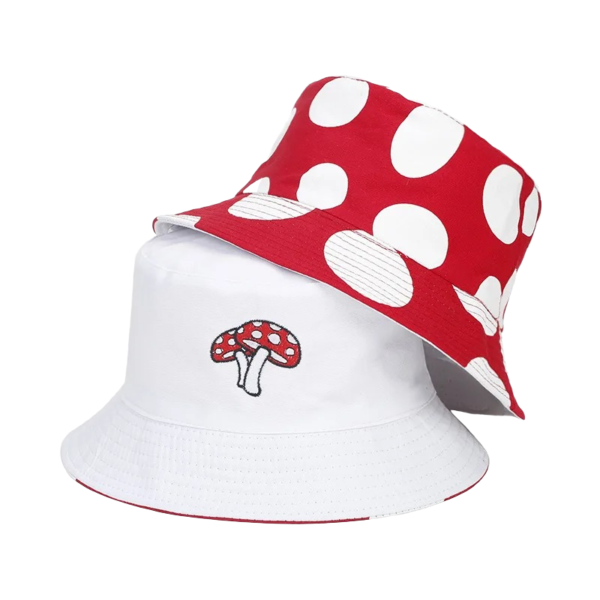 Bob réversible avec un coté rouge à tâches blanches comme un champignon et l'autre coté du bob est totalement blanc avec un petit champignon brodé à l'avant