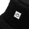 petit-smiley-etiquette-bob-chapeau Zoom sur le petit smiley brodé sur le bob chaud d'hiver