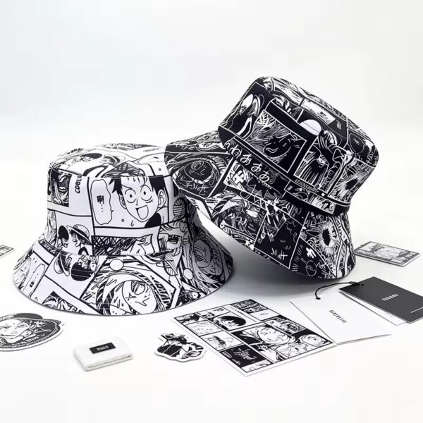Deux chapeaux de pêcheur style bob à motifs manga se superposent l'un sur l'autre présentés sur fond blanc