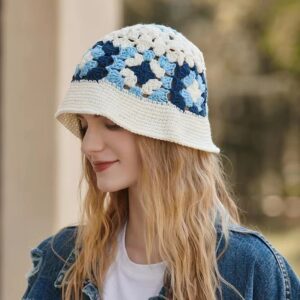 bob-tricot Femme blonde avec un bob tricot sur la tête prend la pose