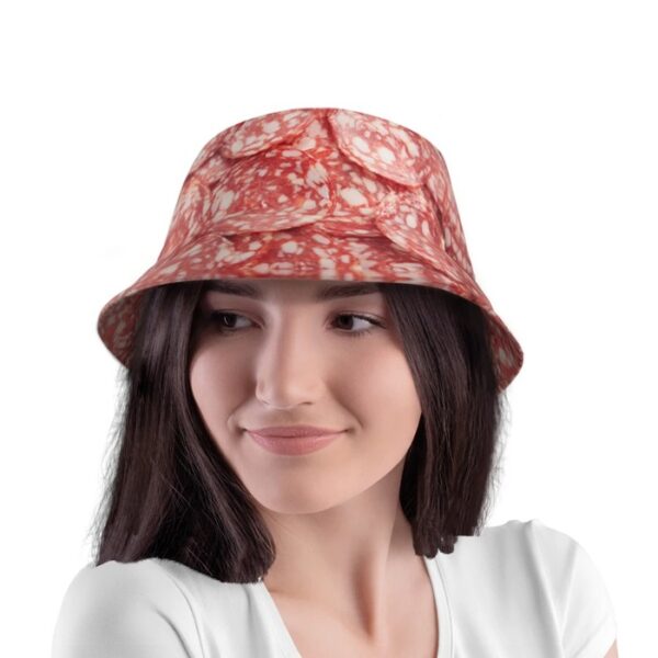 Jeune femme souriante porte un bob saucisson sur la tête 2