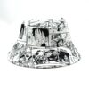 Un chapeau bob avec des motifs animés de mangas japonais est présenté sur un fond blanc