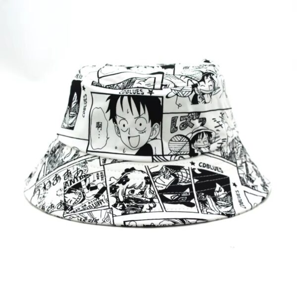 Un chapeau bob avec des motifs animés de mangas japonais est présenté sur un fond blanc