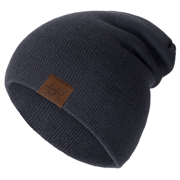 Un bonnet pour homme de couleur bleue sur fond blanc