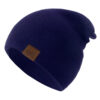 Un bonnet pour homme de couleur bleu marine sur fond blanc