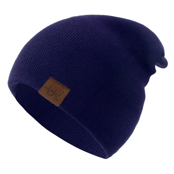 Un bonnet pour homme de couleur bleu marine sur fond blanc
