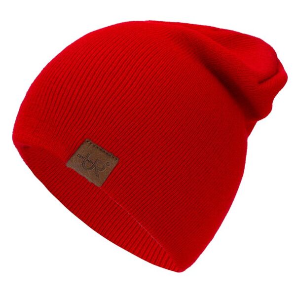 Un bonnet pour homme de couleur rouge est montré seul sur un fond blanc
