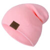 Un bonnet pour homme de couleur rose sur fond blanc