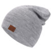 Un bonnet gris est présenté sur un fond blanc