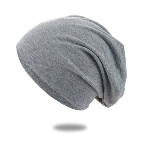 Un bonnet en coton gris clair est montré sur un fond blanc