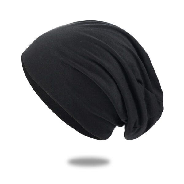 Un bonnet en coton noir sur un fond blanc