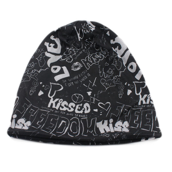 un bonnet noir avec des écritures hip hop est montré à plat sur un fond blanc