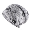 Un bonnet streetwear blanc style hip hop sur un fond blanc