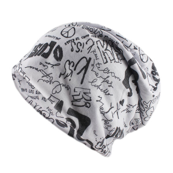 Un bonnet streetwear blanc style hip hop sur un fond blanc