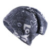 Un bonnet streetwear bleu style hip hop sur un fond blanc