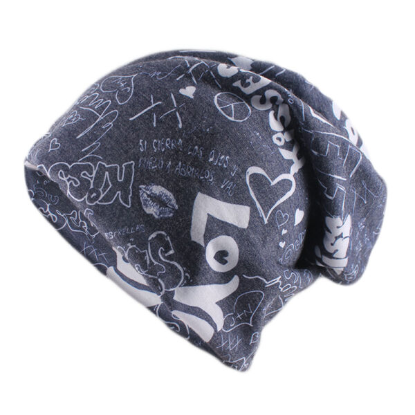 Un bonnet streetwear bleu style hip hop sur un fond blanc