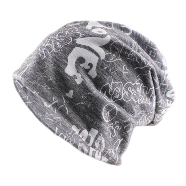 Un bonnet streetwear gris style hip hop sur un fond blanc