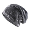 Un bonnet streetwear gris foncé style hip hop sur un fond blanc