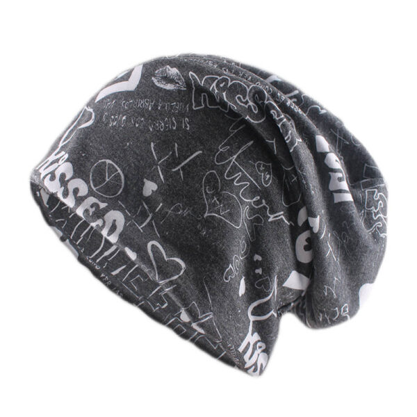 Un bonnet streetwear gris foncé style hip hop sur un fond blanc