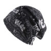 Un bonnet streetwear noir style hip hop sur un fond blanc