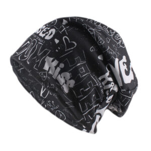 bonnet-streetwear- noir Un bonnet streetwear noir style hip hop sur un fond blanc