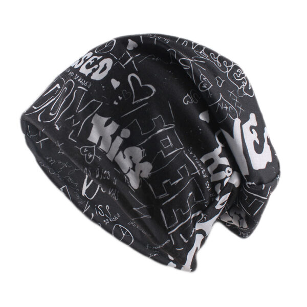 Un bonnet streetwear noir style hip hop sur un fond blanc