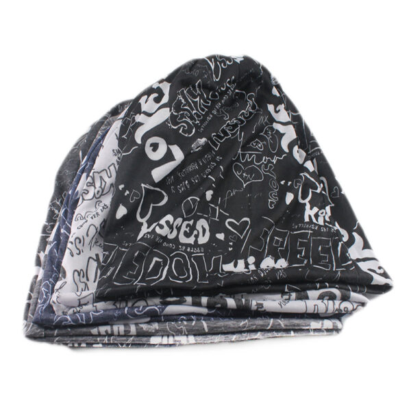 Plusieurs bonnets style hip hop sont empilés