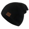 Un bonnet pour homme de couleur noir sur fond blanc