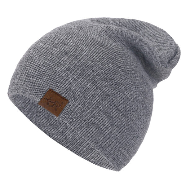 Un bonnet pour homme de couleur grise est présenté sur fond blanc
