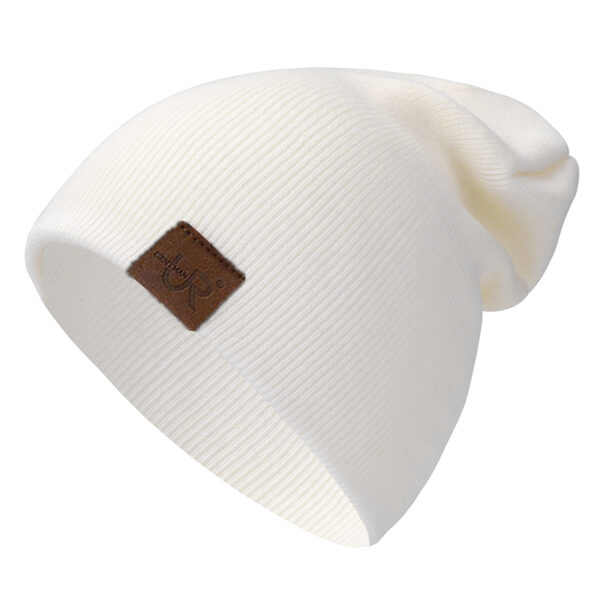 Un bonnet pour homme de couleur blanche sur fond blanc