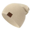 Un bonnet pour homme de couleur beige sur fond blanc