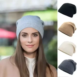 Femme qui porte un bonnet en coton avec plusieurs versions présentées du bonnet à sa gauche