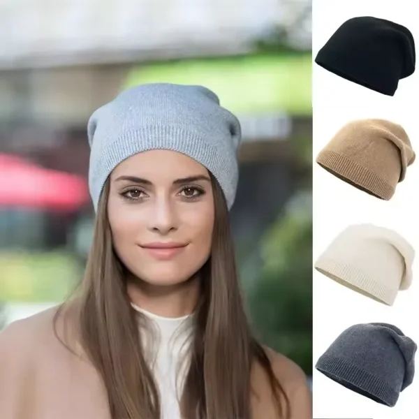 bonnet-100-coton-femme-collection-hiver Femme qui porte un bonnet en coton avec plusieurs versions présentées du bonnet à sa gauche