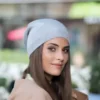 bonnet-100-coton-femme-elegance-hiver-style Fille élégante porte un bonnet gris en coton