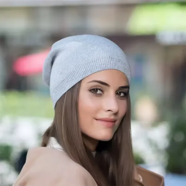 bonnet-100-coton-femme-elegance-hiver-style Fille élégante porte un bonnet gris en coton