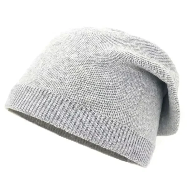 bonnet-100-coton-femme-gris Un bonnet 100% coton gris sur fond blanc
