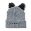bonnet-a-oreille-gris Un bonnet à oreille gris est présenté sur un fond blanc