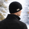 bonnet-cagoule-chaud-hiver Un modèle de dos porte un bonnet cagoule 2 en 1 en laine noir