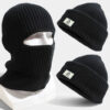 bonnet-cagoule-integral Tête de mannequin en plastique porte un bonnet cagoule noir