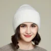 bonnet-chaud-doux-femme Fille souriante porte un bonnet épais et doux pour l'hiver