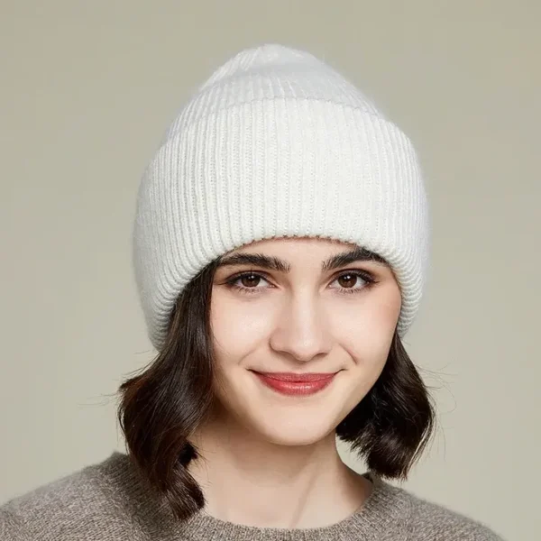bonnet-chaud-doux-femme Fille souriante porte un bonnet épais et doux pour l'hiver