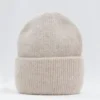 bonnet-chaud-femme-beige Un bonnet chaud femme beige sur un décor foncé
