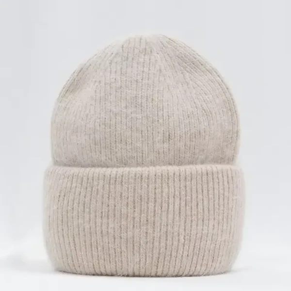 bonnet-chaud-femme-beige Un bonnet chaud femme beige sur un décor foncé