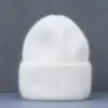 bonnet-chaud-femme-blanc Un bonnet chaud femme blanc sur un décor foncé