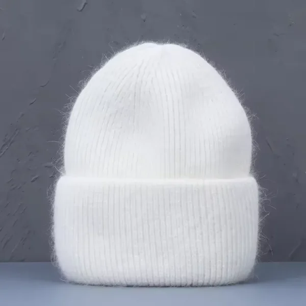 bonnet-chaud-femme-blanc Un bonnet chaud femme blanc sur un décor foncé