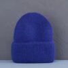 bonnet-chaud-femme-bleu Un bonnet chaud femme bleu sur un décor foncé