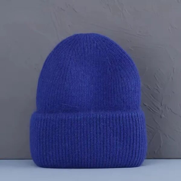 bonnet-chaud-femme-bleu Un bonnet chaud femme bleu sur un décor foncé