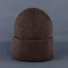 bonnet-chaud-femme-cafe Un bonnet chaud femme marron sur un décor foncé
